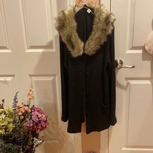 Gorgeous & warm with detachable faux fur collar.